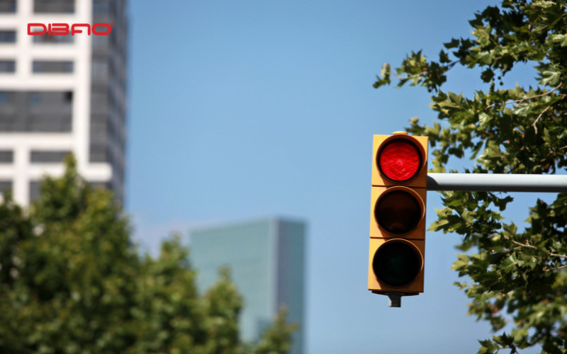 Nếu gặp trường hợp đèn chuyển quá nhanh, ưu tiên an toàn, tránh phạm lỗi vượt đèn đỏ